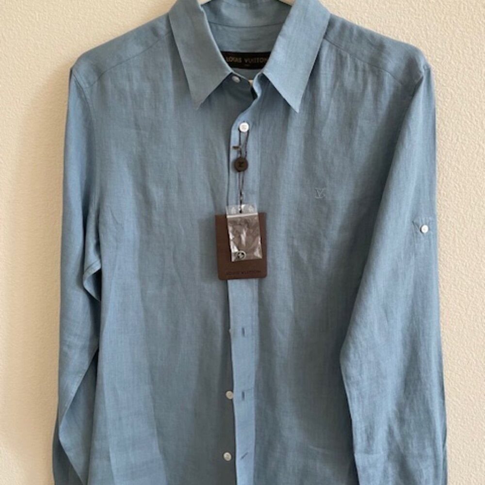 Louis Vuitton sky blue bottom down roll tab long sleeves linen shirt. Size S.